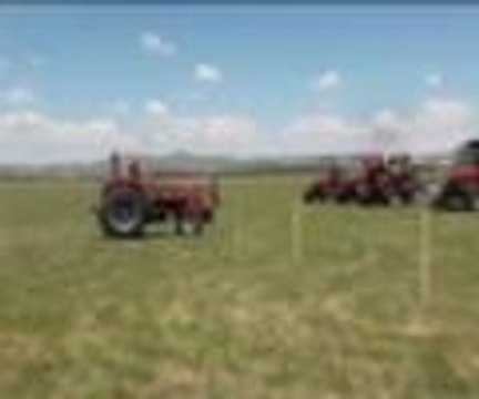 Çiftçiler, traktörle yarıştı