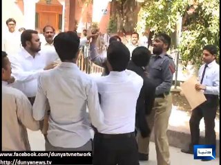 Police man in Gujranwala manhandled 11.06.2014