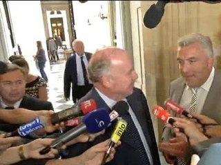 Grève à la SNCF: Bussereau et Cuvillier s'écharpent "en toute amitié"