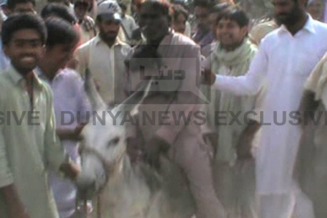 Dunya News - Villagers beat imposter Pir after he's caught running away stealing a calf