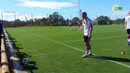 Podolski bate bola com zagueiro e tenta atrapalhar repórter