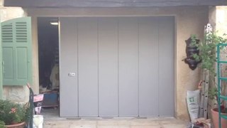 Porte de garage latérale automatique posée par APG Accès Portes de Garage