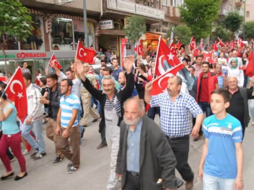 Bayrağa saygı yürüyüşü