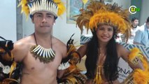 Funcionários vestidos como Índios recepcionam turistas em Manaus