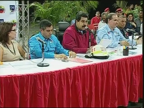 Maduro activa homologación de sueldos de bomberos