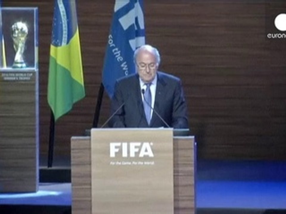 Football : Sepp Blatter s'accroche à son fauteuil