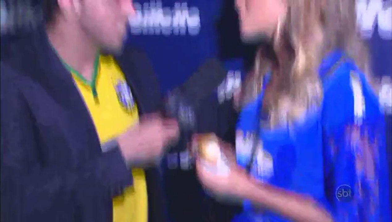Leo Lins no amistoso da seleção entrevista Claudia Leitte