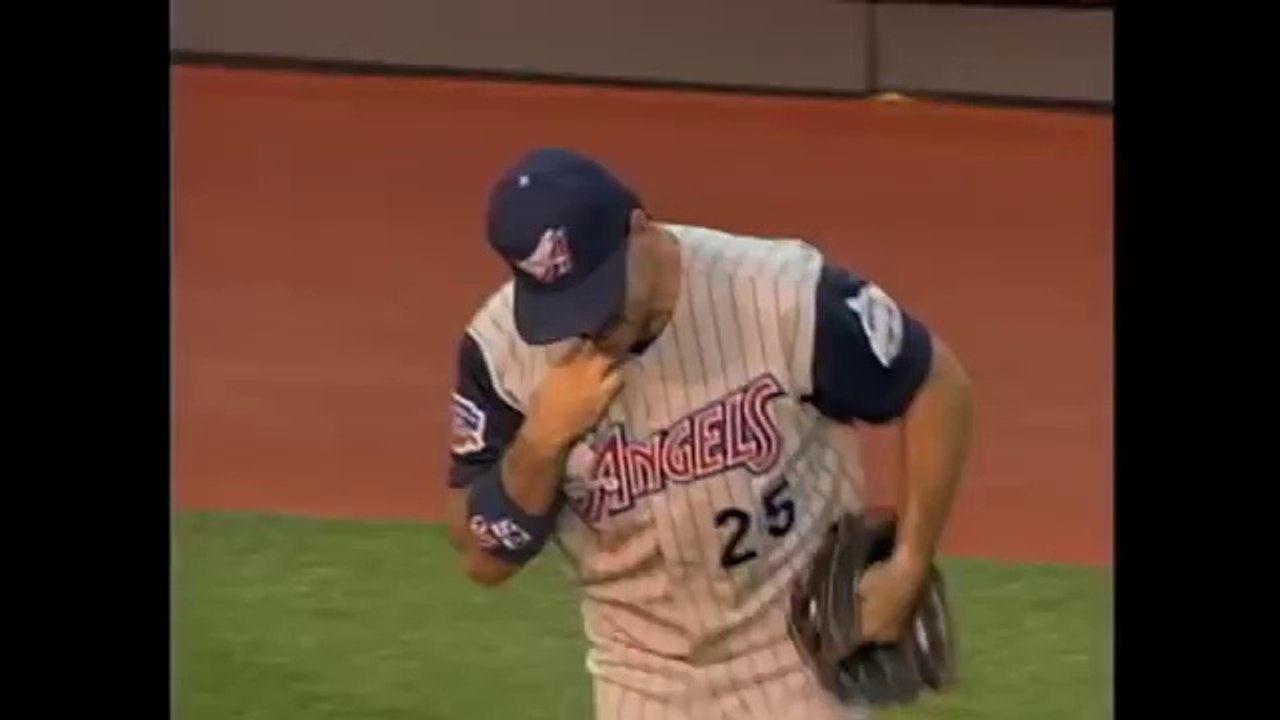 LAA@KC- Edmonds makes a spectacular catch (1)