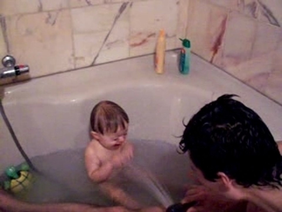 Esteban ds le bain avec papa