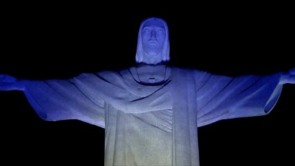 Le Christ rédempteur de Rio en bleu-blanc-rouge