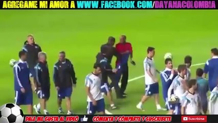 Un fan cire les chaussures de Messi, qui joue le jeu et offre son maillot