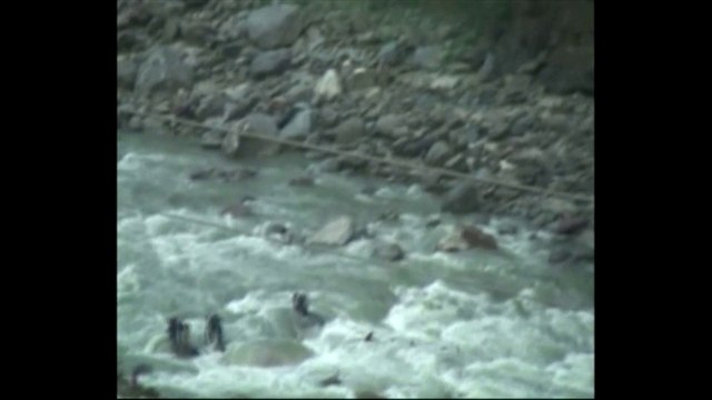 La noyade filmée de 24 étudiants emportés par les eaux