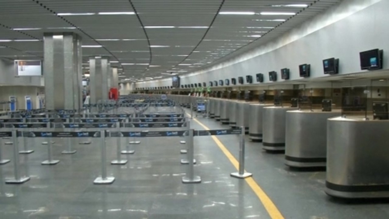 Rio airport workers strike on eve of world cup