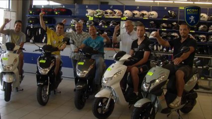 Les vainqueurs du "Challenge Précision" retirent leurs scooters