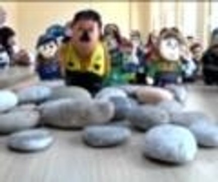 Çizgi film karakterleri taş bebeklere dönüşüyor