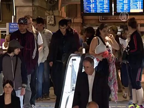 Таксисты Парижа устроили потасовки