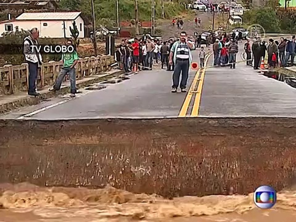 Лошадей спасают от наводнения вплавь по реке