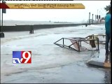 Sea waves swell, splash onto roads in Mumbai