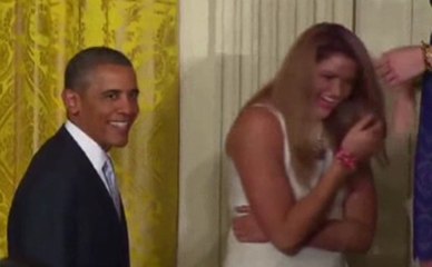 Une basketteuse tombe face à Barack Obama - ZAPPING ACTU DU 12/06/2014