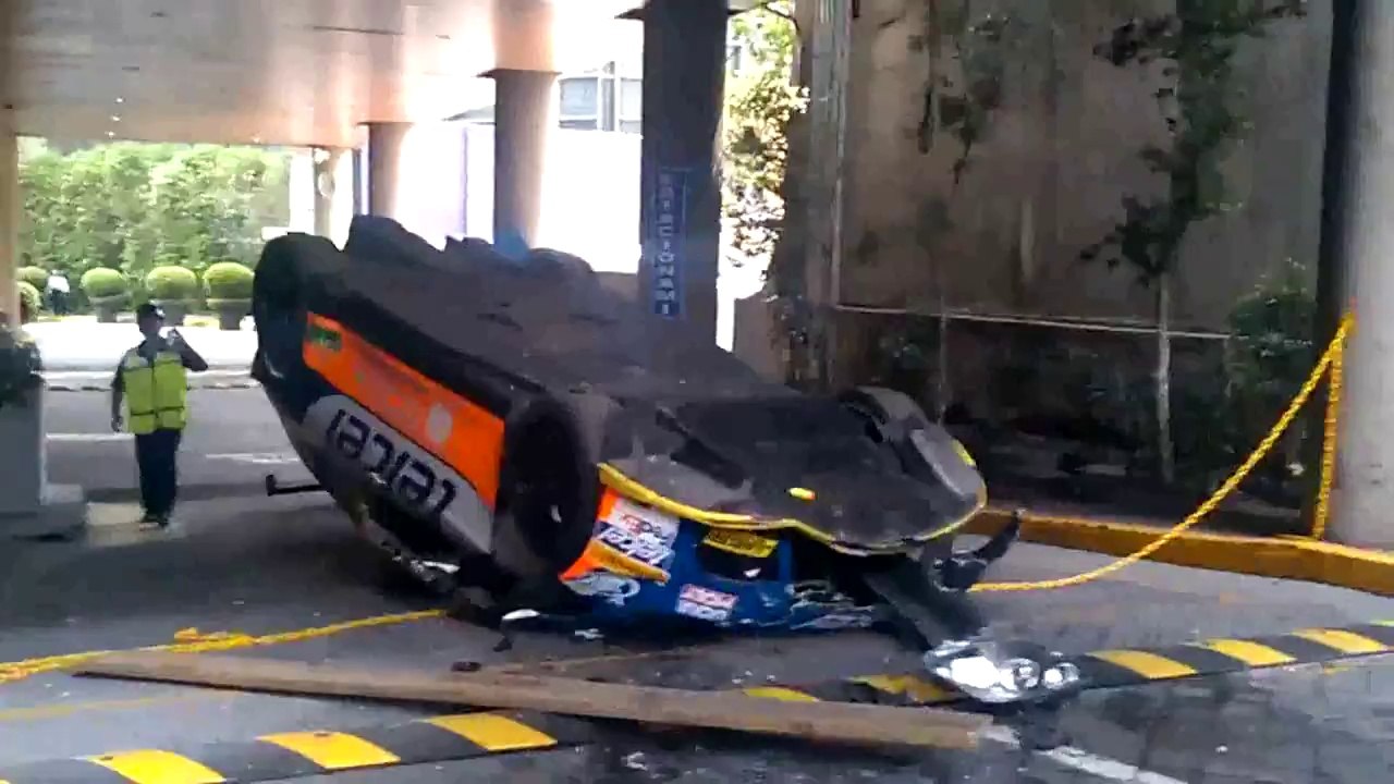 Caída de un Seat Leon desde una plataforma