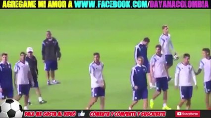 Un fan se jette aux pieds de Messi et le supplie de lui donner son maillot