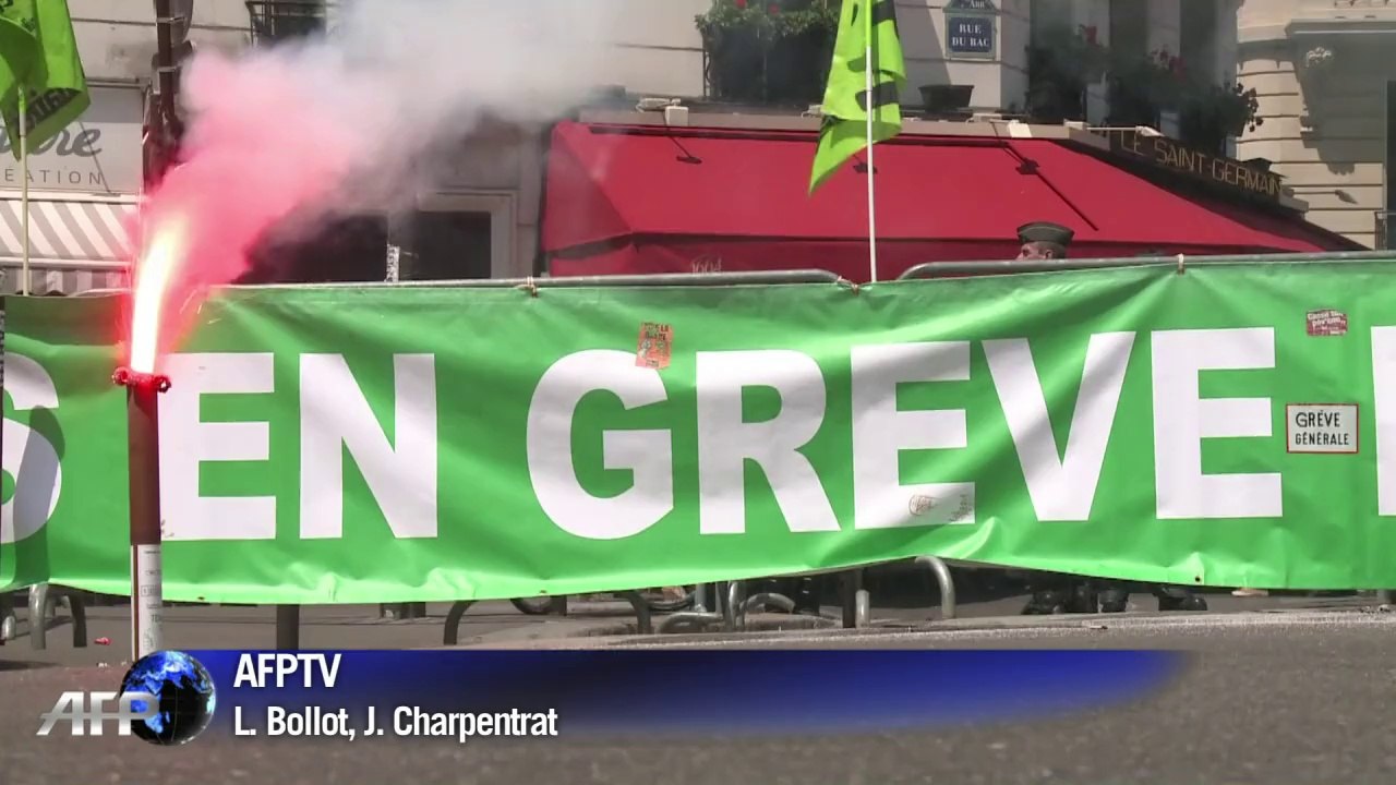 French railway extends national strike for third day