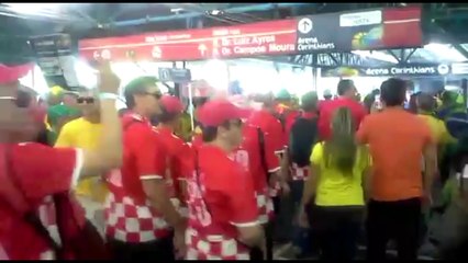 Tải video: Estação do Metro de Itaquera em clima de festa para Copa