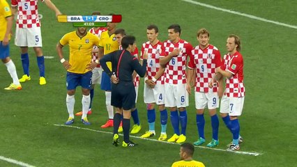 L'arbitre M.Nishimura trace un trait pour faire respecter un mur sur coup franc - 2014 06 12