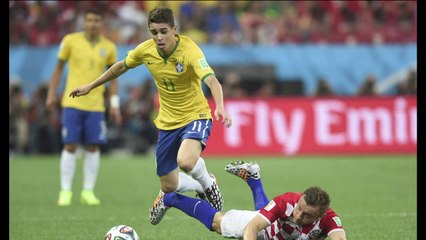 Neymar brilha na estreia do Brasil