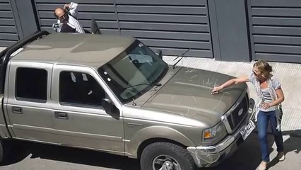 femme jalouse se venge sur la voiture du mari ! a voir