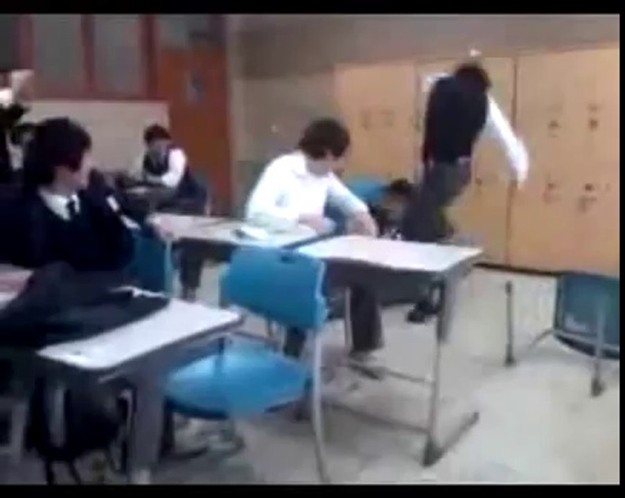 La blague de la claque qui tourne mal en classe ! a voir