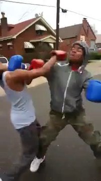 Combat de boxe anglaises en pleine rue se termine en terrible KO !