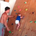 20 aylık bebeğin tırmanmayı öğrenmesi