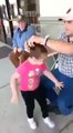 Baba ve kızının pratik saç toplaması