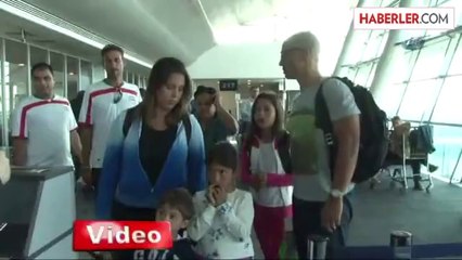 Alex, Özel Uçakla Geldi, Tarifeliyle Gitti