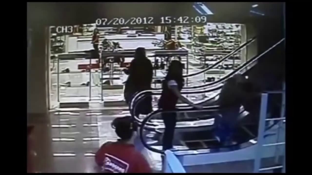 Une Mamie débile prend un escalator comme un tire-fesse! Hilarant...