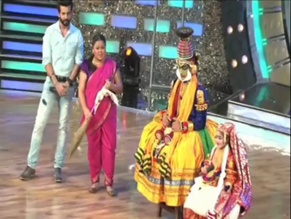 'Humshakals' cast enjoy on Dance India Dance - IANS India Videos