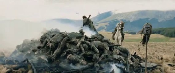 Aragorn golpea un casco en Las Dos Torres