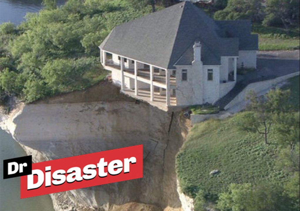 Une maison prête à tomber de la falaise / Dr Disaster