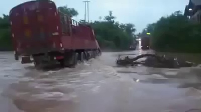 Caminhão tenta passar pela ponte e é levado pela correnteza