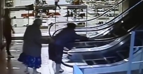Quand une mamie prend l'escalator en Russie