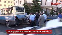 Dolmuşa çarpan otomobil iki lastik üzerinde asılı kaldı