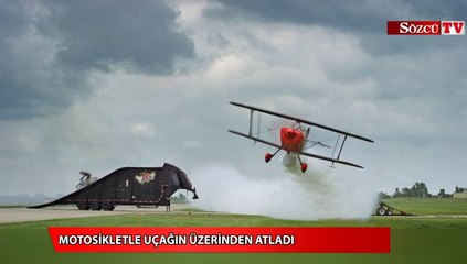 Motosikletle uçağın üzerinden atladı