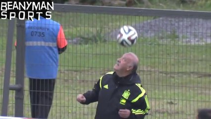 Vicente Del Bosque mostra habilidade com a bola