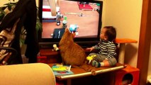 Un bébé et un chat tournent la tête en même temps