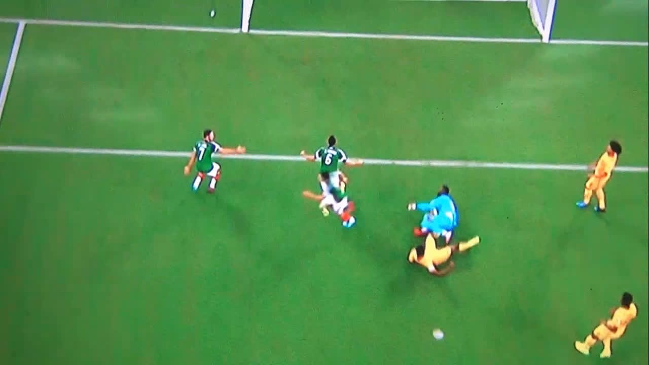 الهدف  الأول للمكسيك في مرمي الكاميرون