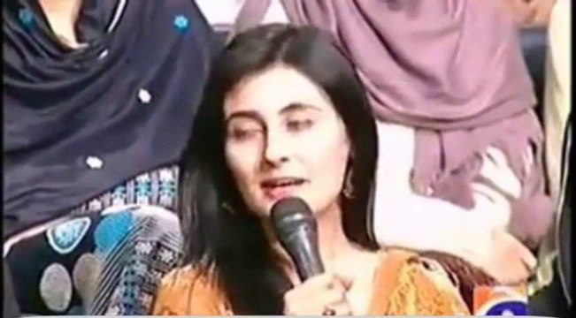 Young Girl Started Flirting With Aftab Iqbal In Khabernak