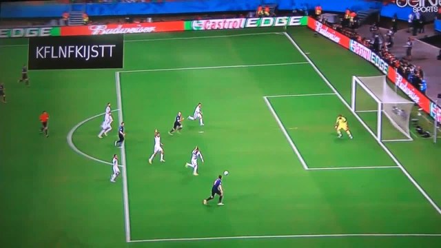 تسديدة فان بيرسي علي كاسياس