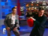 Van Damme défonce Benjamin Castaldi à coup de pieds !