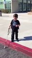 Un enfant de 4 ans complètement aveugle traverse la route seul pour la première fois! Courage gamin...